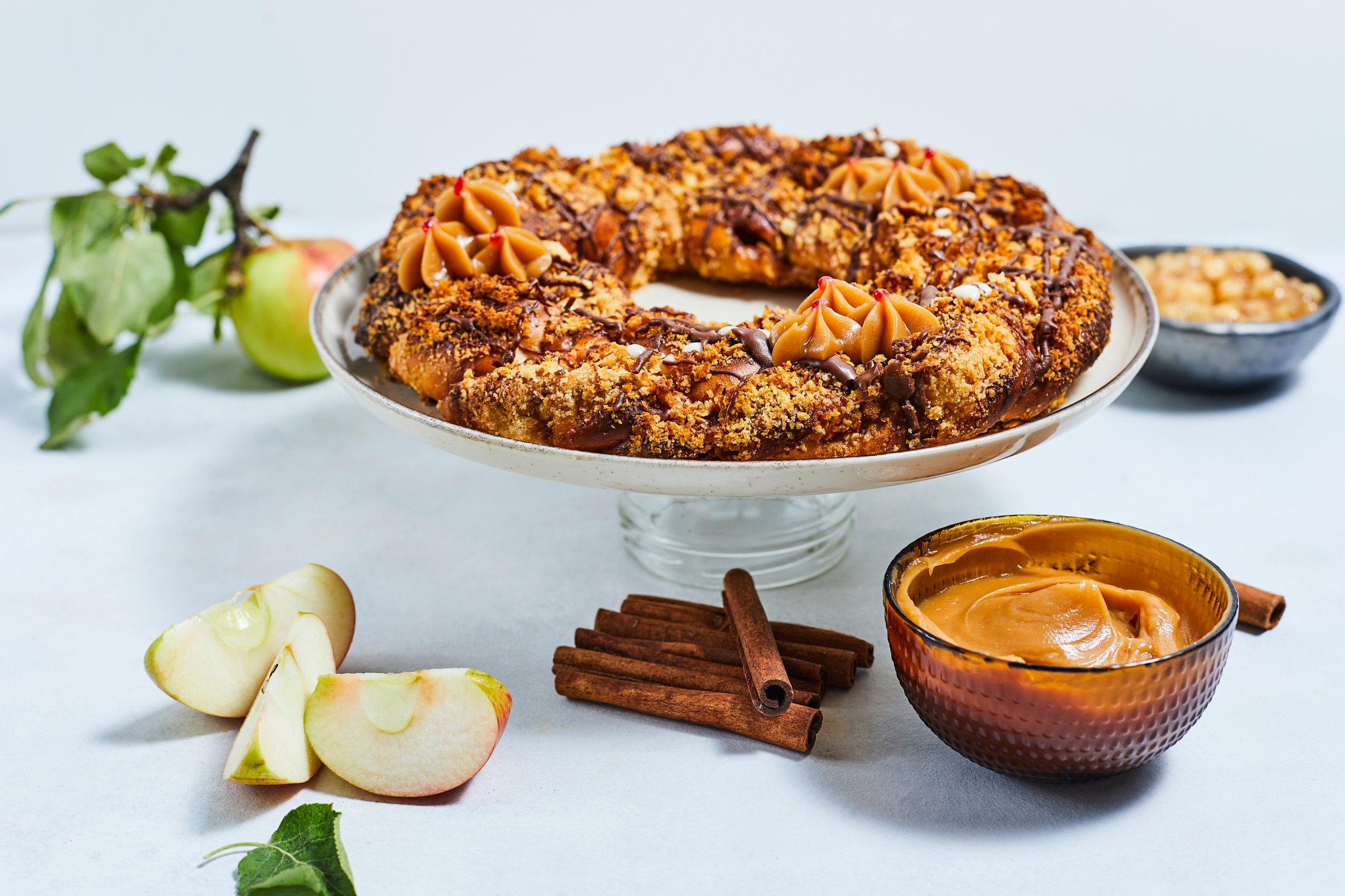 Pretzel with apples and caramel