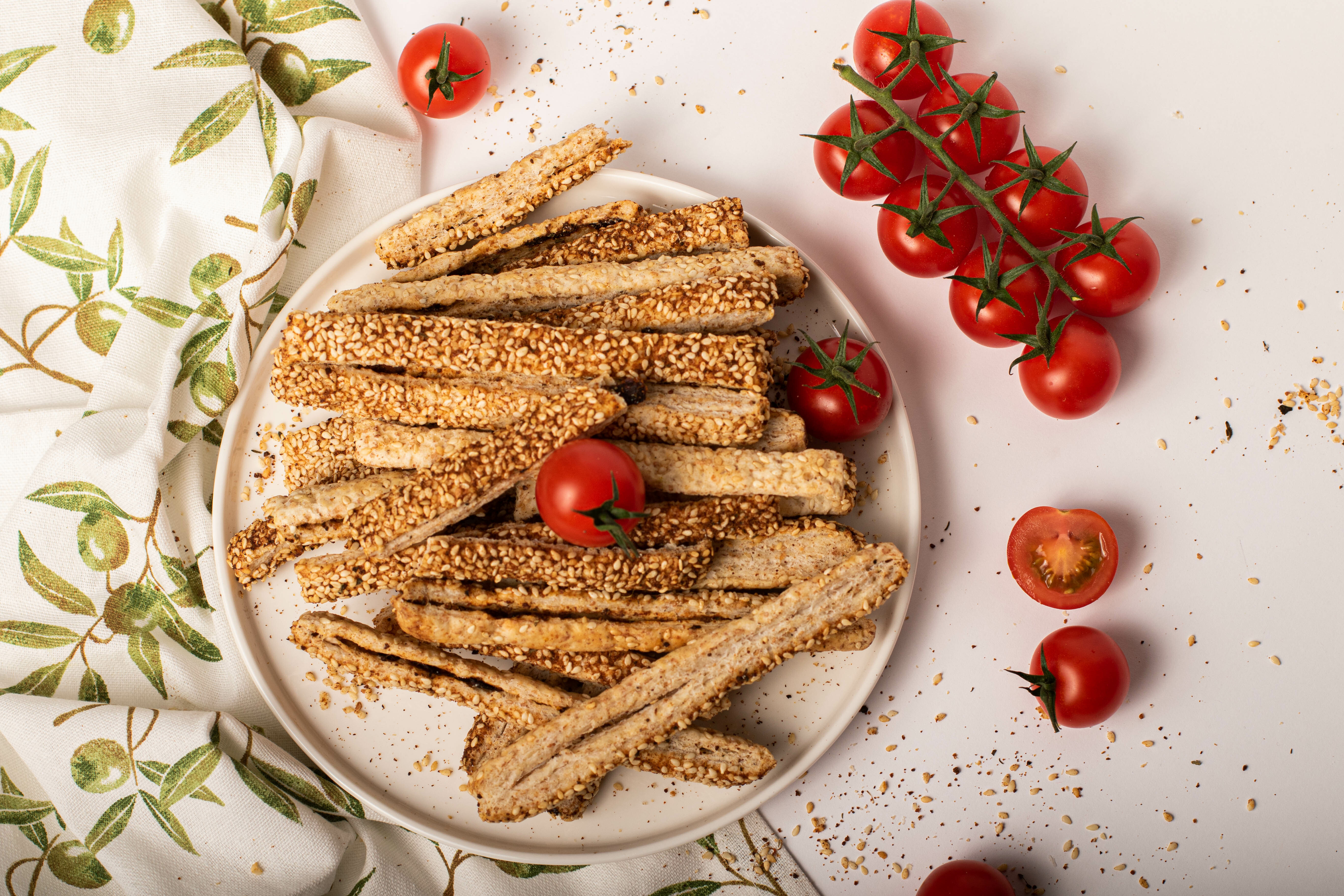 Bran cookies with tomatoes and basil