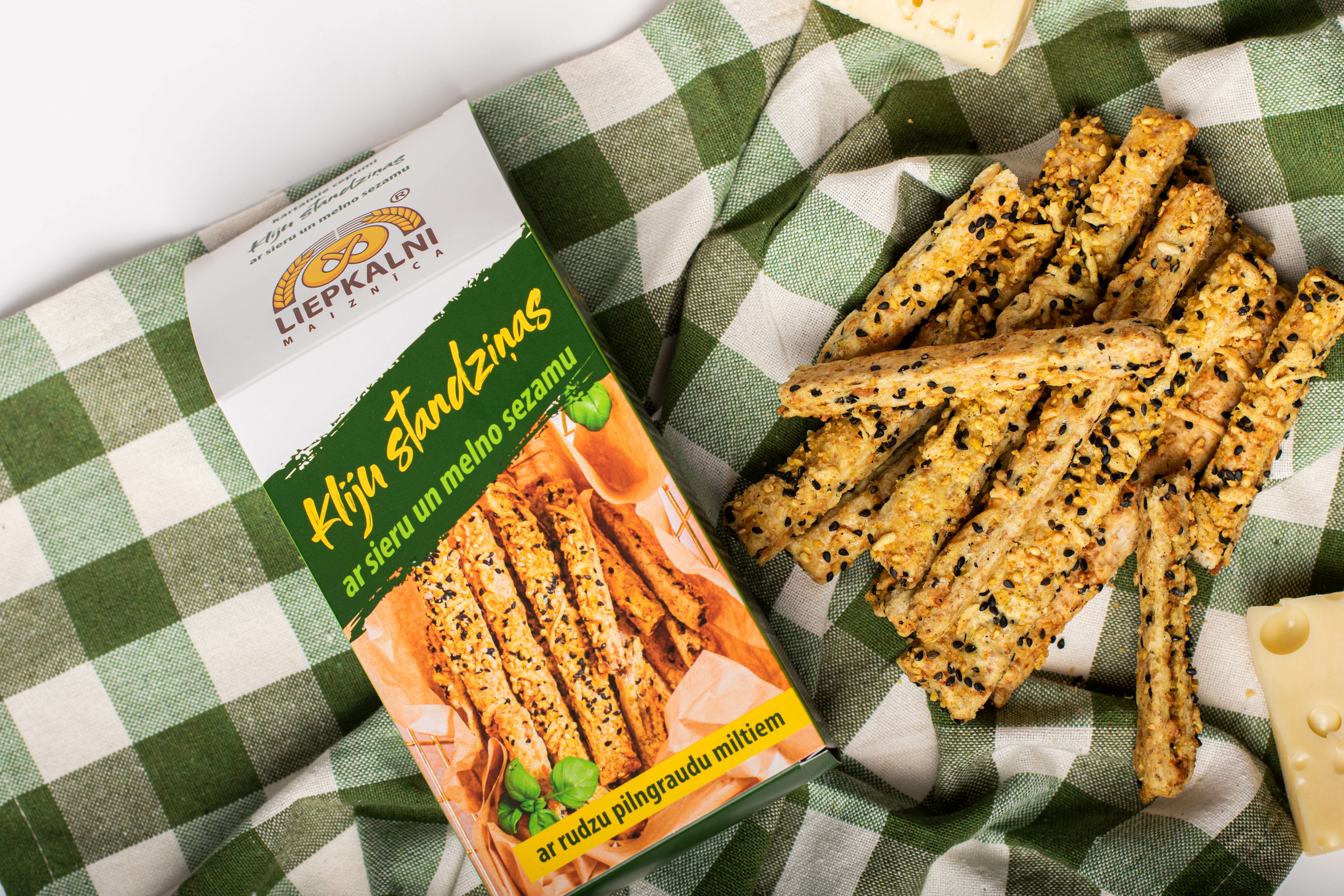 Bran cookies with cheese and black sesame