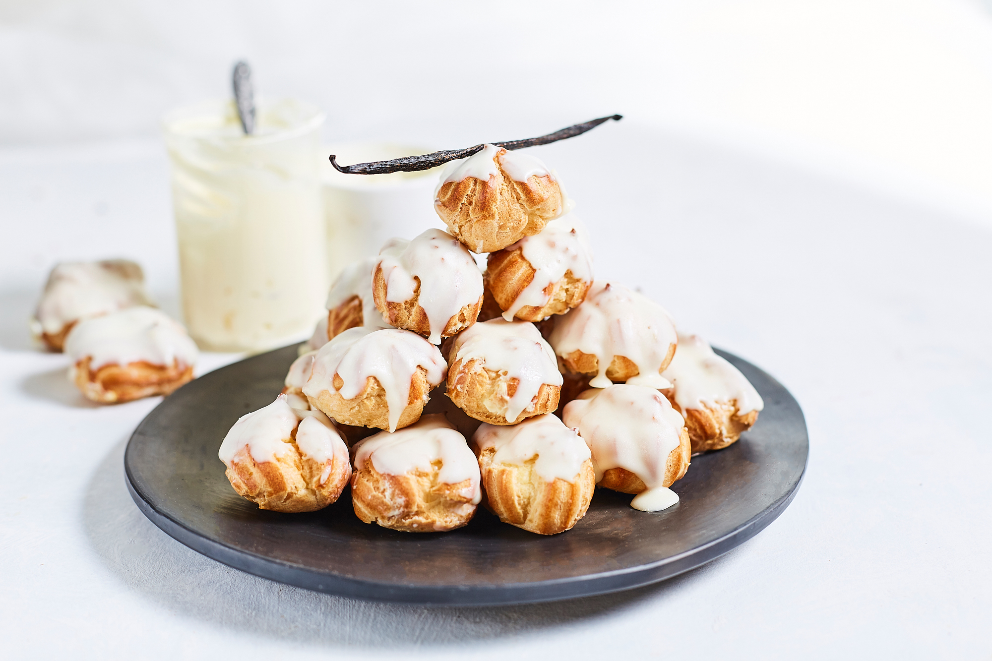 Mini eclairs with white chocolate