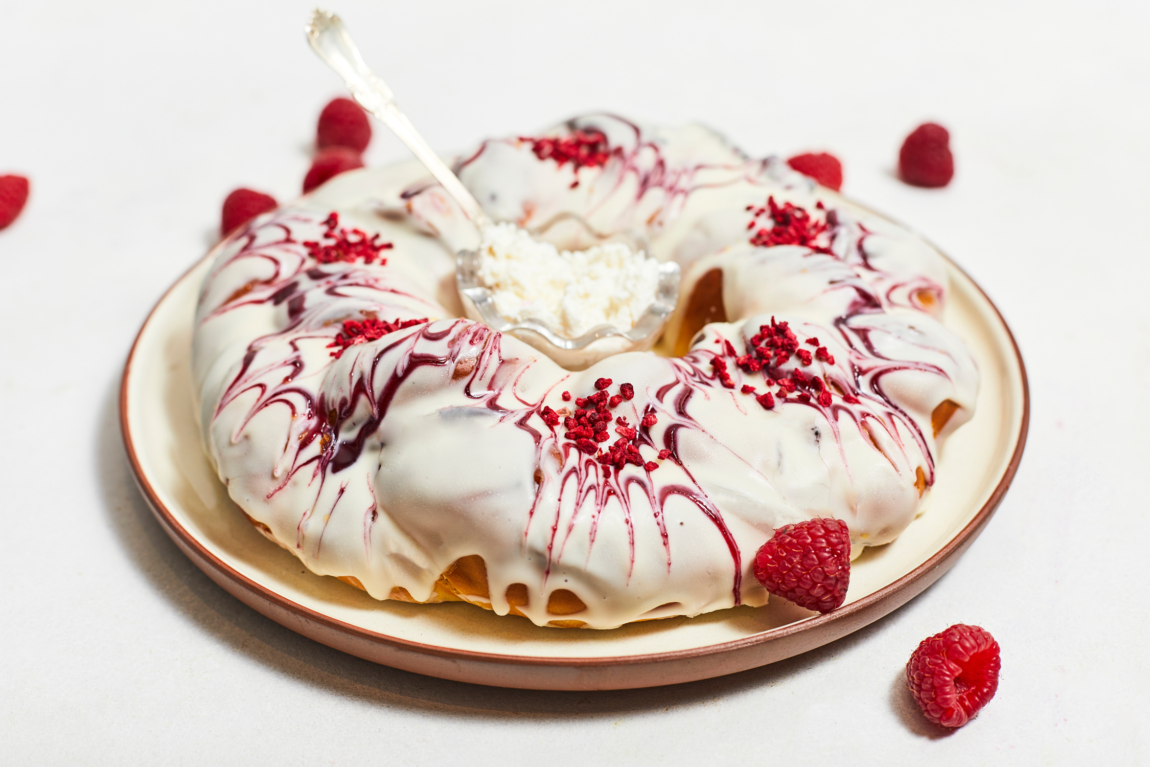 Cottage cheese and raspberry grand-pretzel