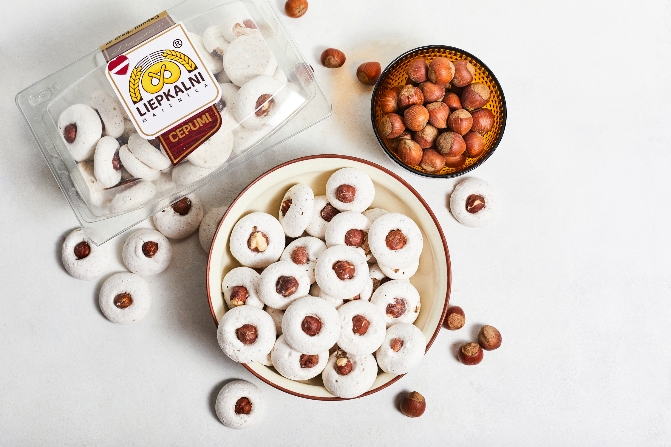 Meringue with hazelnuts