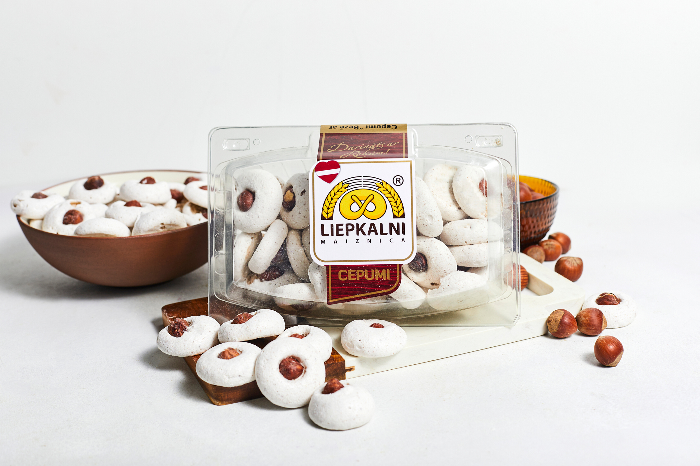 Meringue with hazelnuts