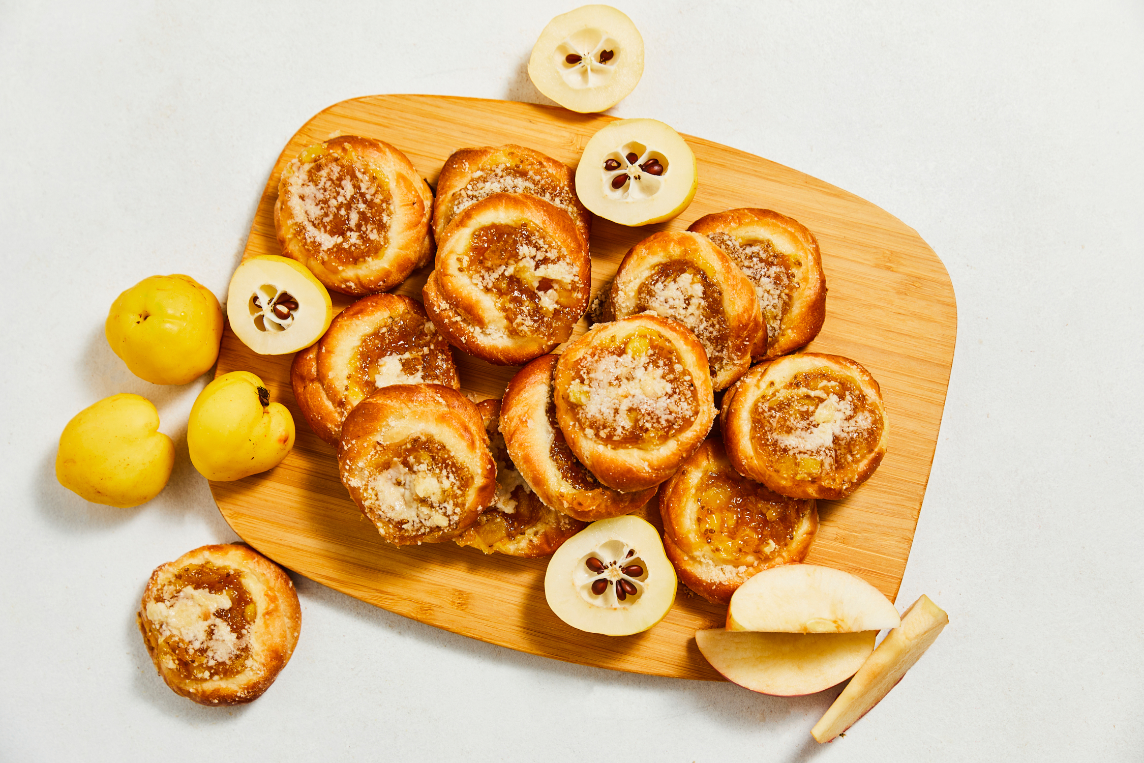 Apple and quince mini-pastries