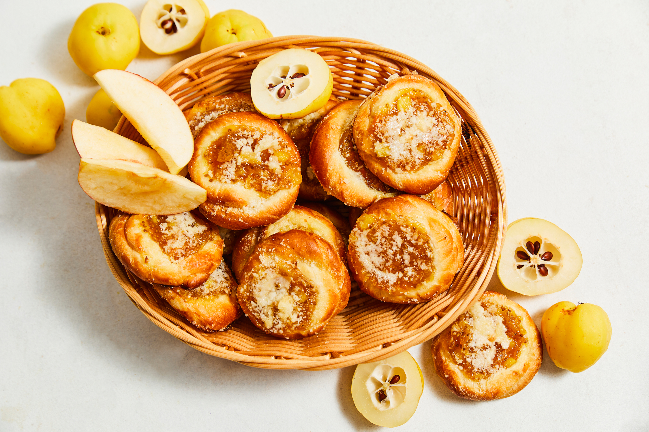 Apple and quince mini-pastries